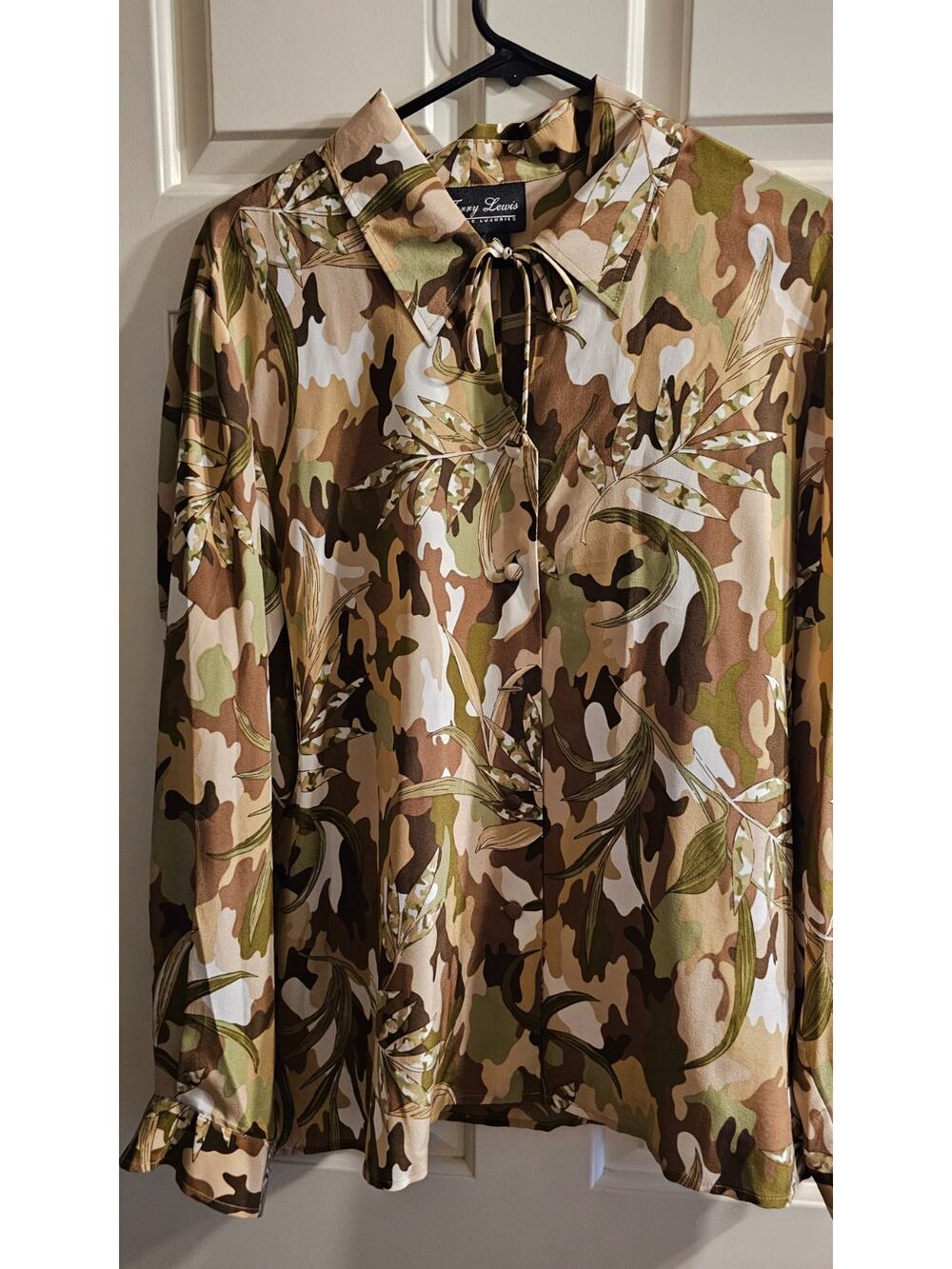 NWOT Terry Lewis Silk Camo print Size L Long Sleeve -